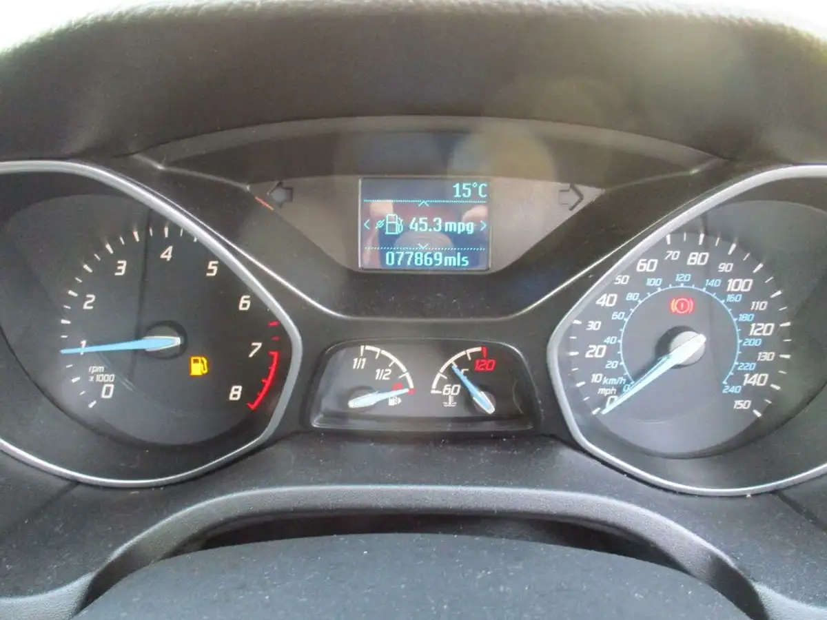 2012-ford-focus-16-zetec-ti-vct-105ps-hatchback-big-14