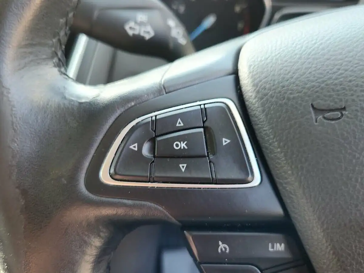 2015-ford-focus-10t-titanium-125ps-hatchback-big-7