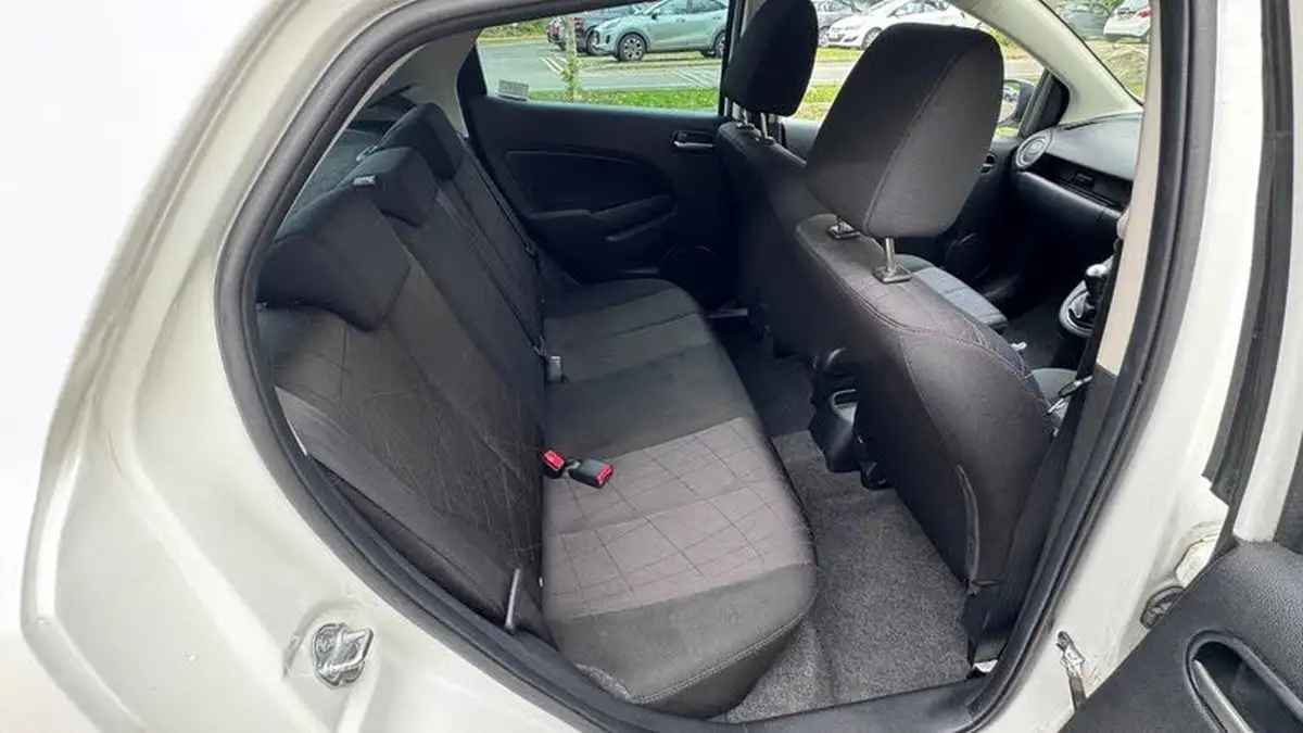 2013-mazda-mazda2-13-venture-big-18