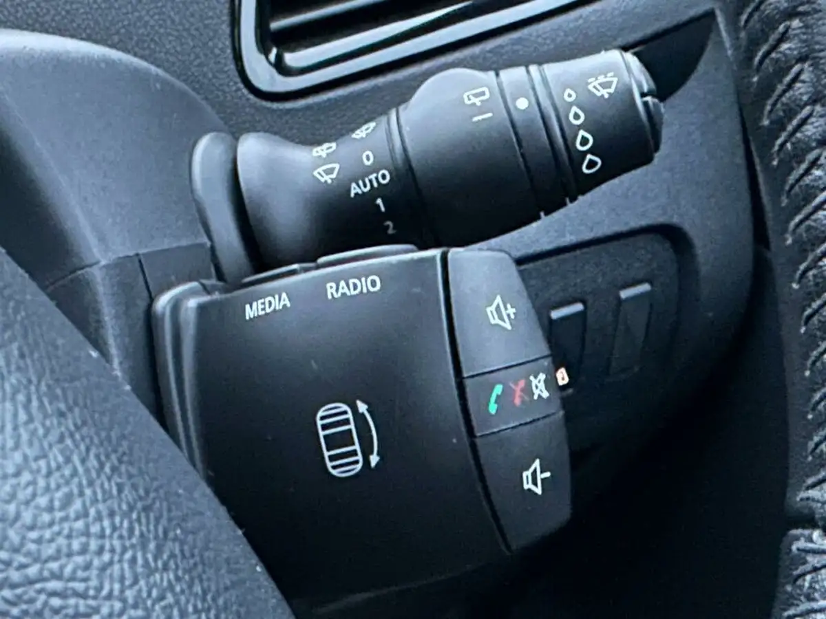 2013-renault-scenic-15dci-dynamique-tom-tom-hatchback-big-16