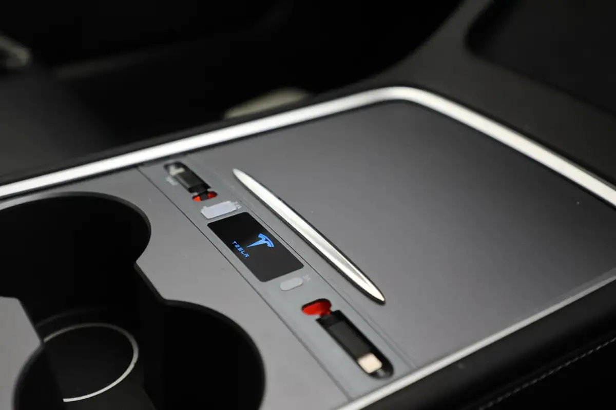 2020-tesla-model-3-e-long-range-big-16