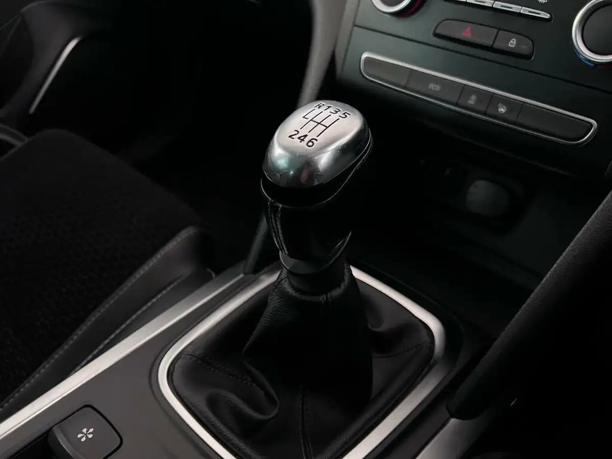 2016-renault-megane-15dci-dynamique-s-nav-hatchback-big-31