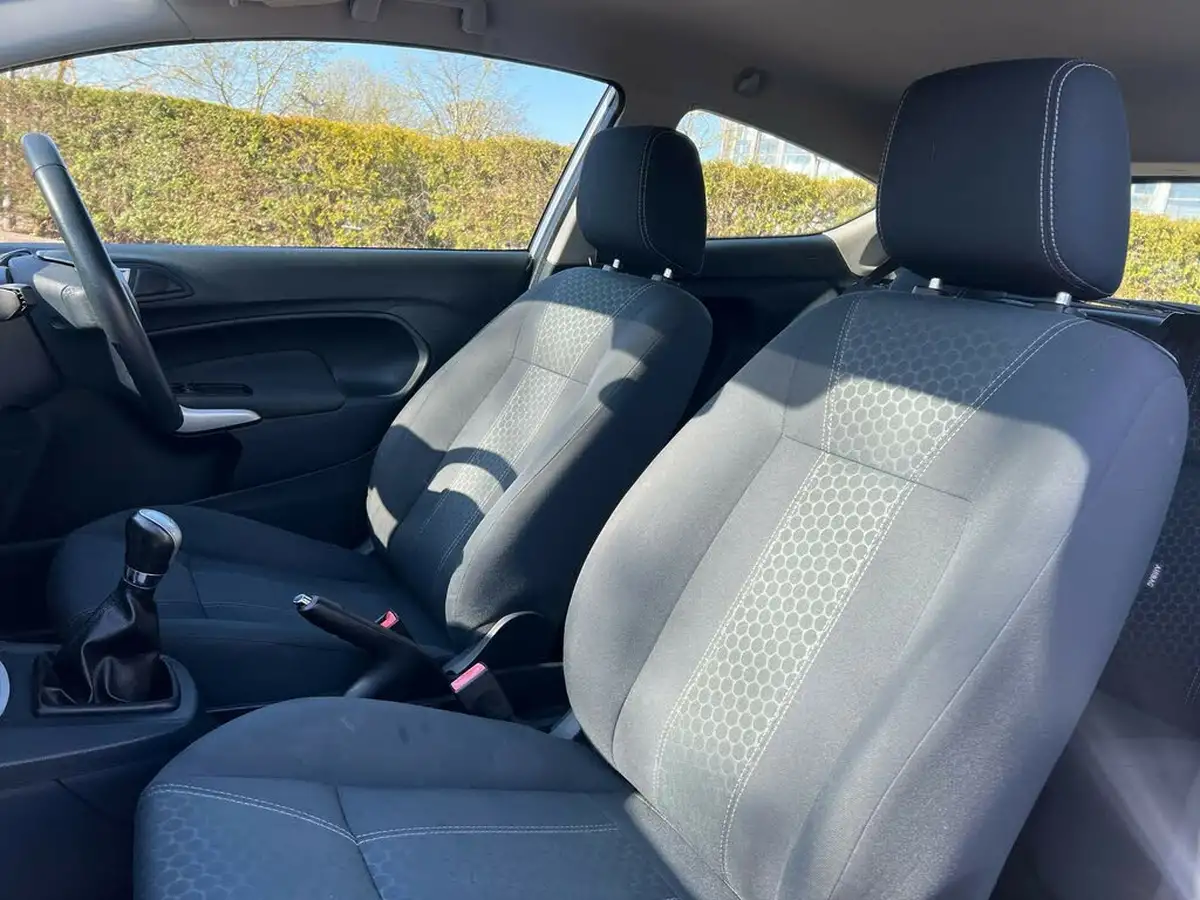 2012-ford-fiesta-125-zetec-3d-big-28