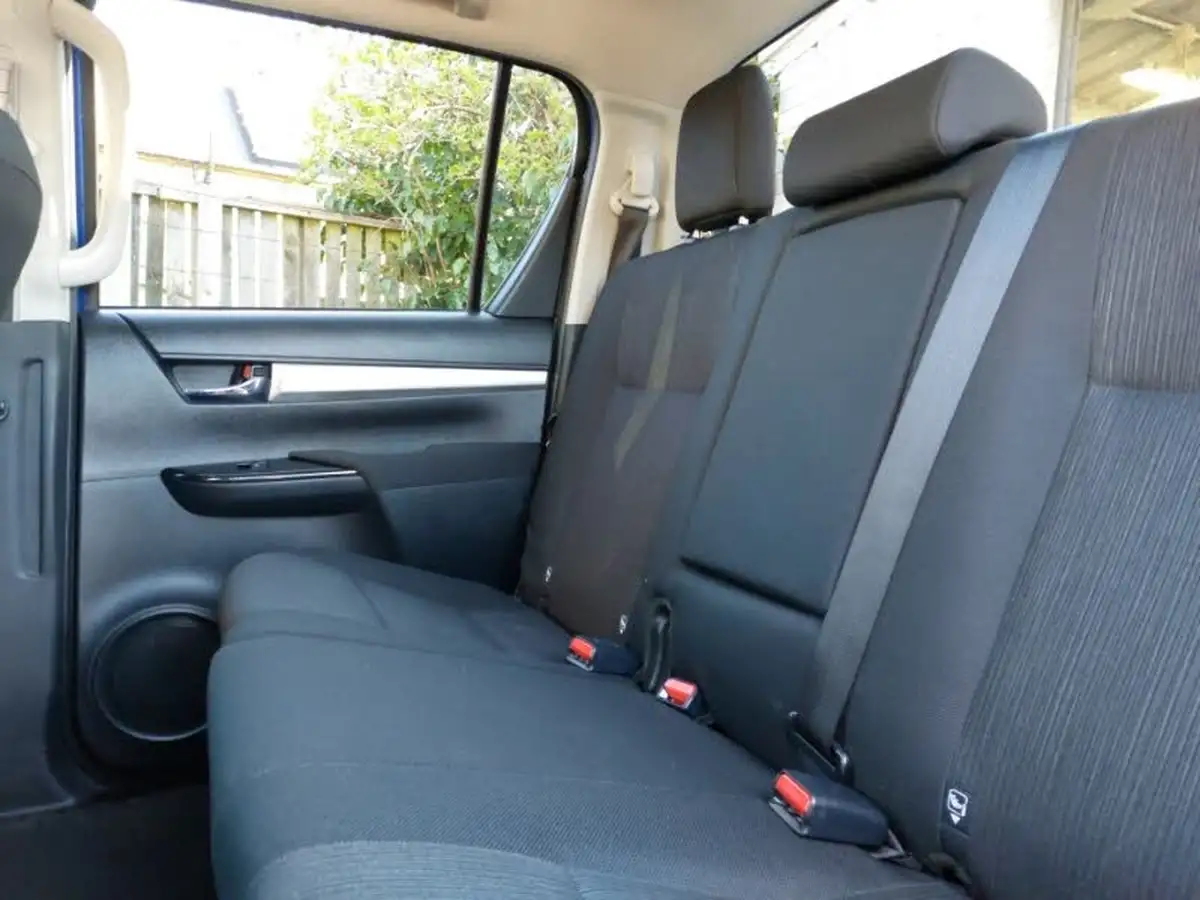 2023-toyota-hi-lux-28d-4d-invincible-2754cc-big-5