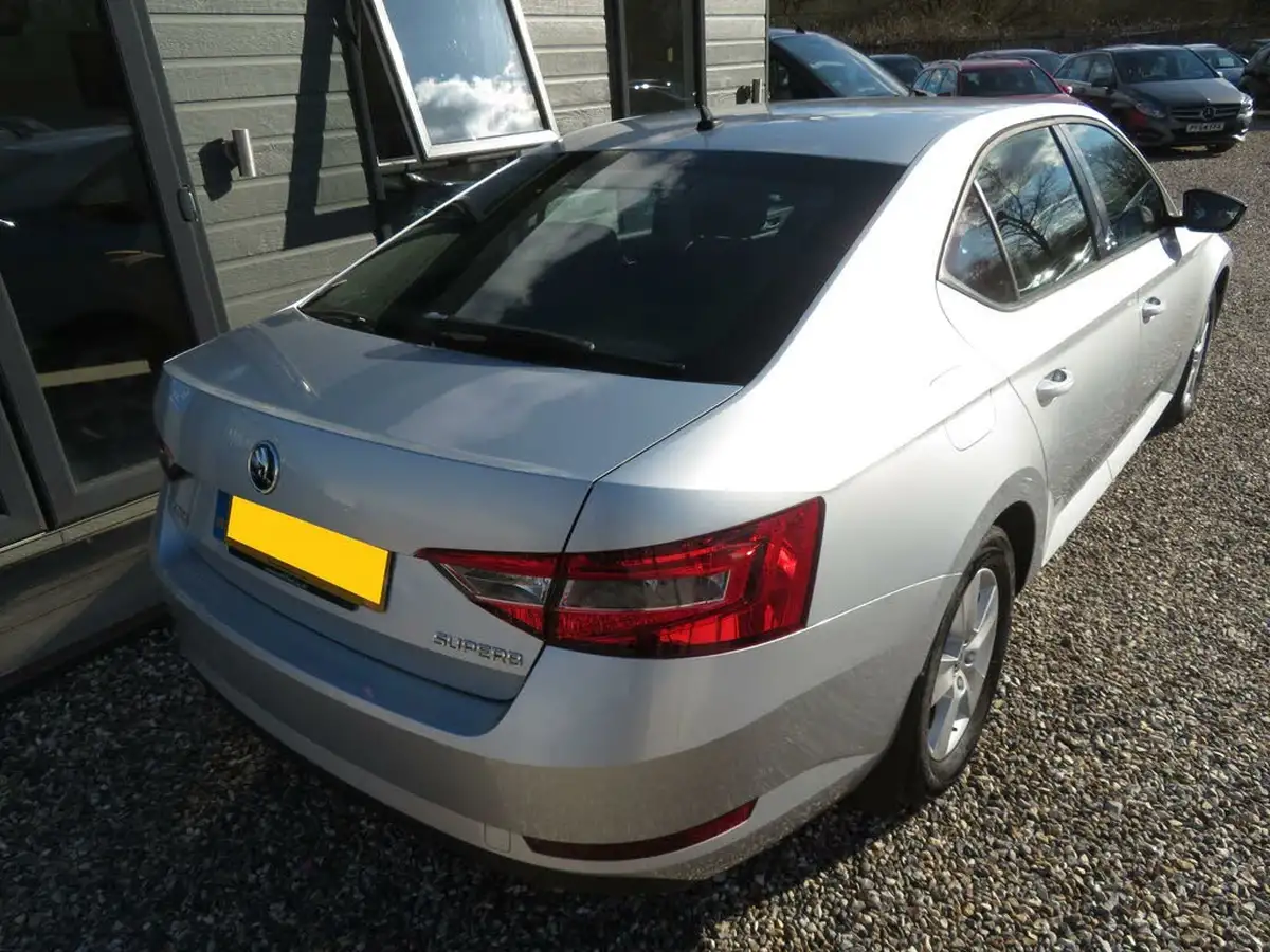 2017-skoda-superb-16tdi-s-hatchback-big-31