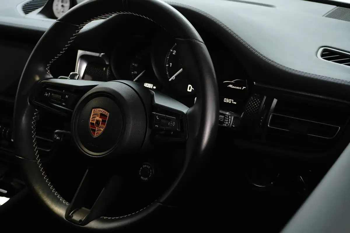 2022-porsche-macan-20-big-24