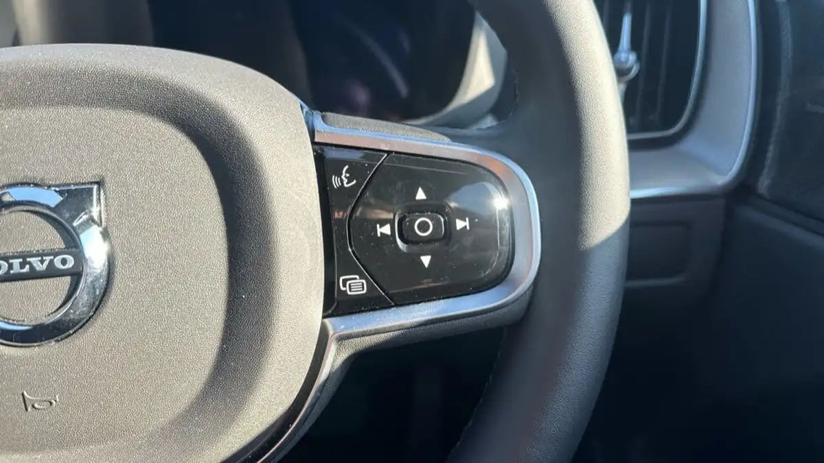 2025-volvo-xc60-20-b5-plus-black-edition-big-18