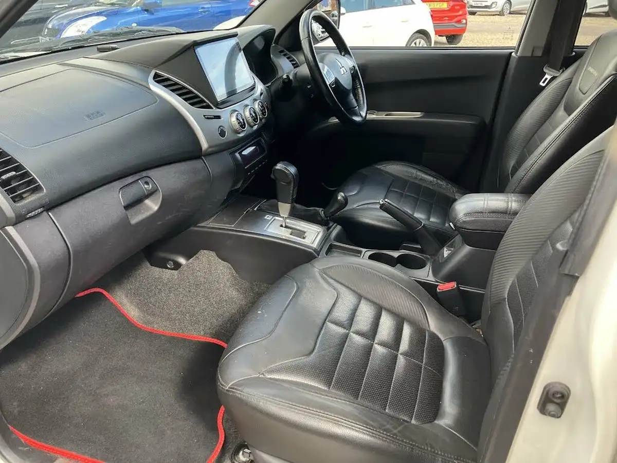 2014-mitsubishi-l200-25td-barbarian-auto-big-7