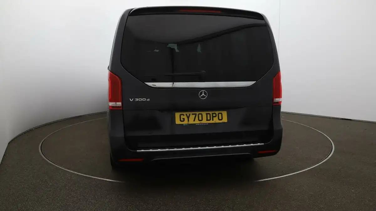2020-mercedes-benz-v-class-20d-v300d-amg-line-extra-long-big-54