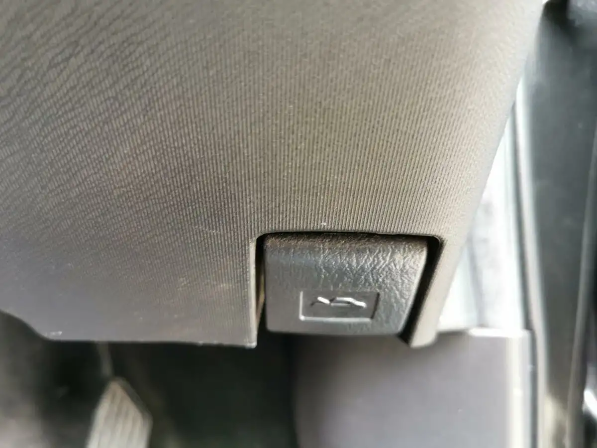 2016-toyota-aqua-15-hybrid-vvt-i-cvt-big-25