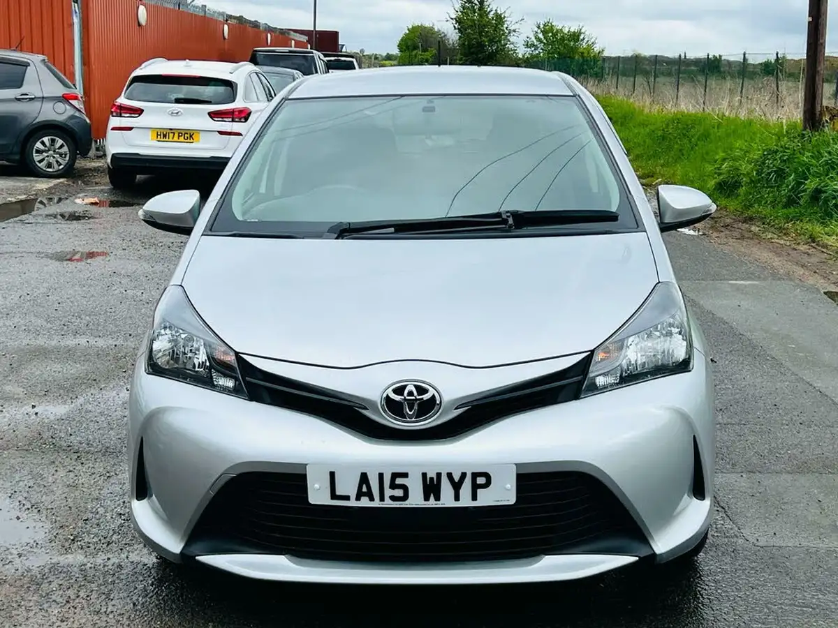 2015-toyota-yaris-133-icon-vvt-i-nav-5d-cvt-big-5