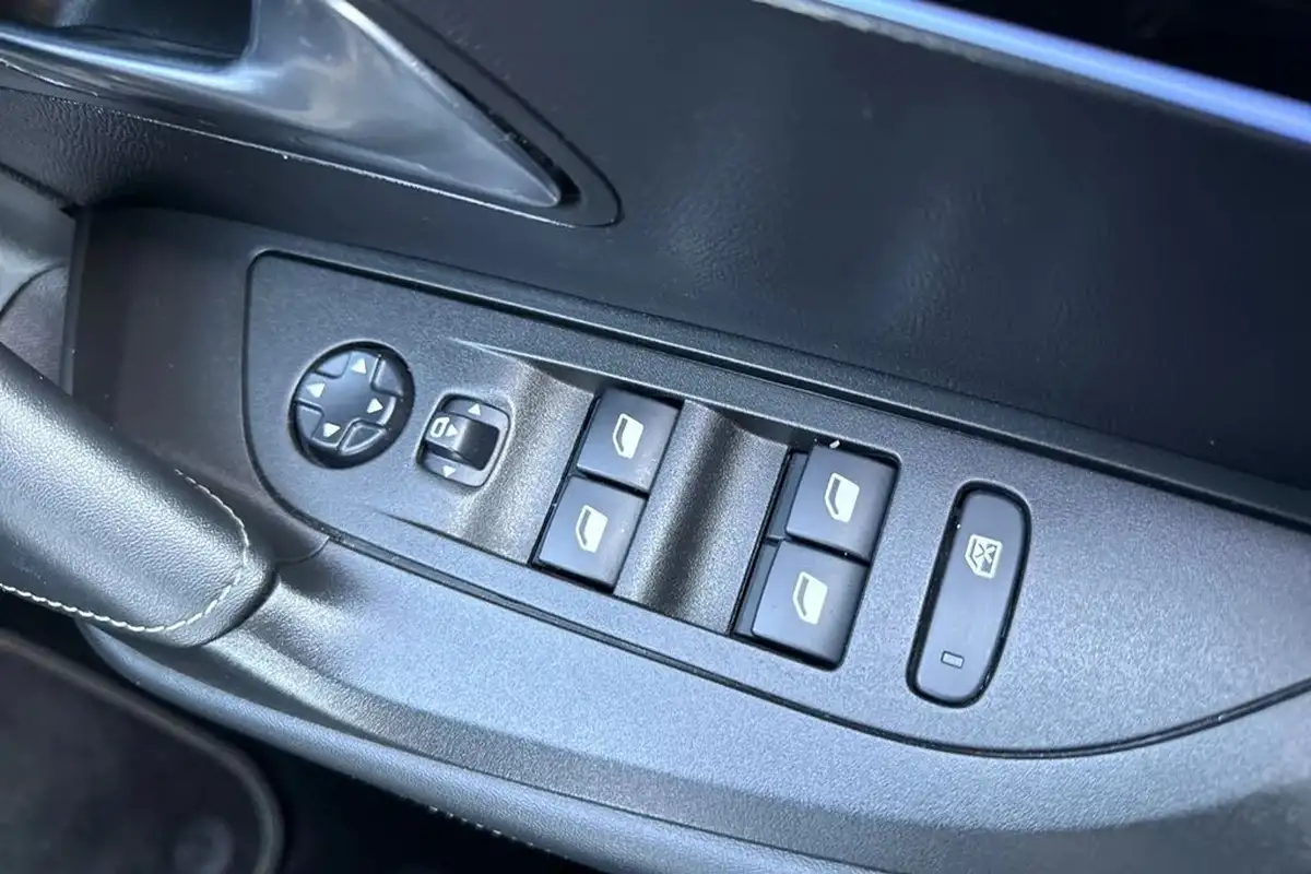 2021-peugeot-2008-suv-e-gt-premium-big-43