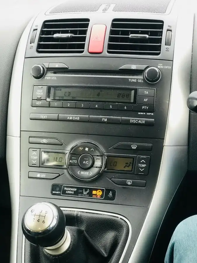 2010-toyota-auris-16-tr-v-matic-5d-big-7