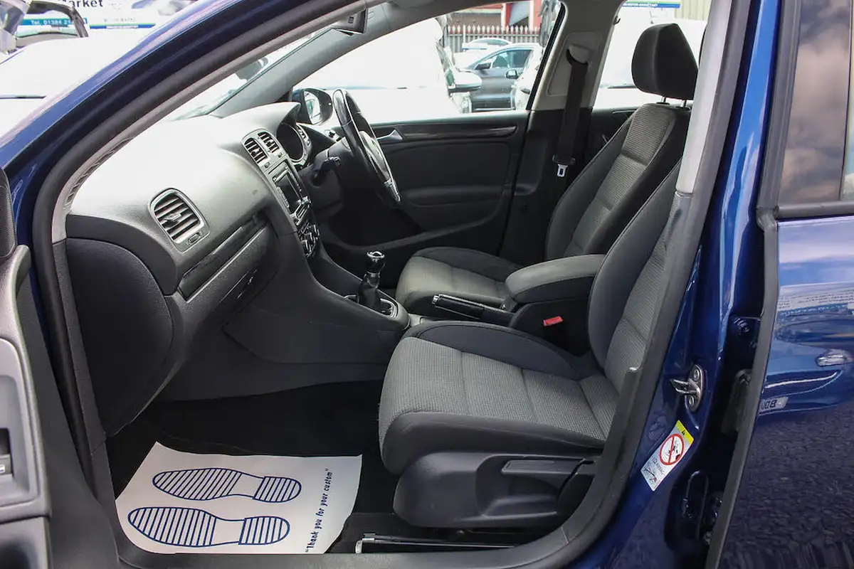 2012-volkswagen-golf-16td-blue-motion-match-5d-big-17