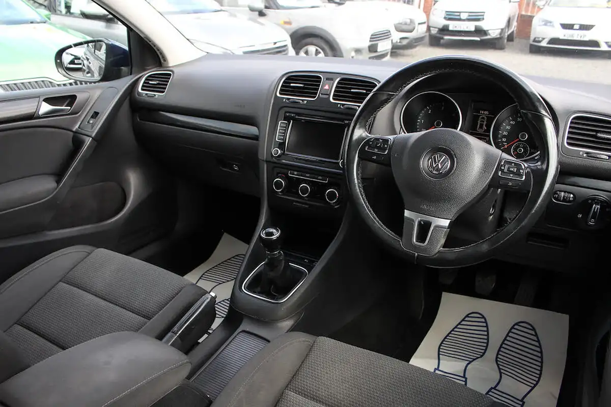 2012-volkswagen-golf-16td-blue-motion-match-5d-big-14