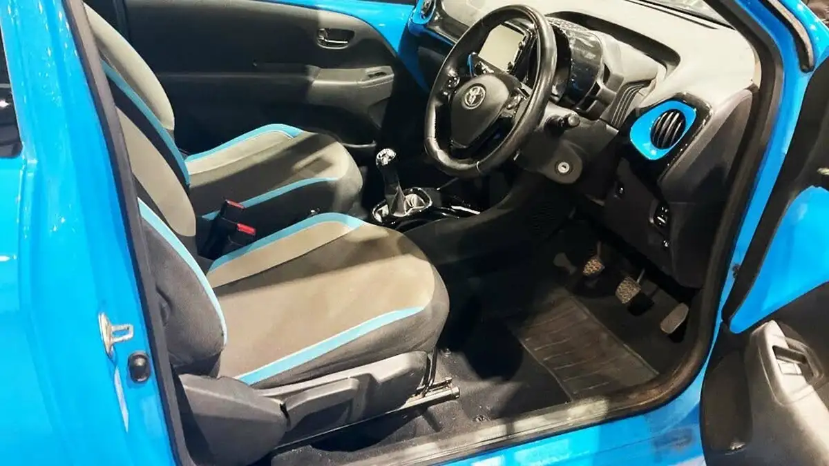 2015-toyota-aygo-10-vvt-i-x-cite-2-69bhp-x-nav-3d-big-10