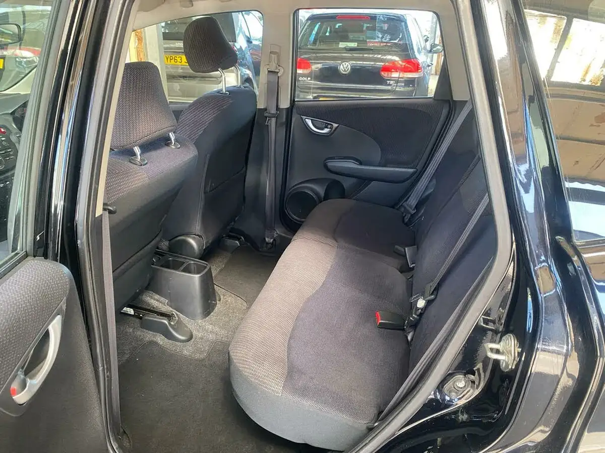 2012-honda-jazz-14-es-cvt-big-10
