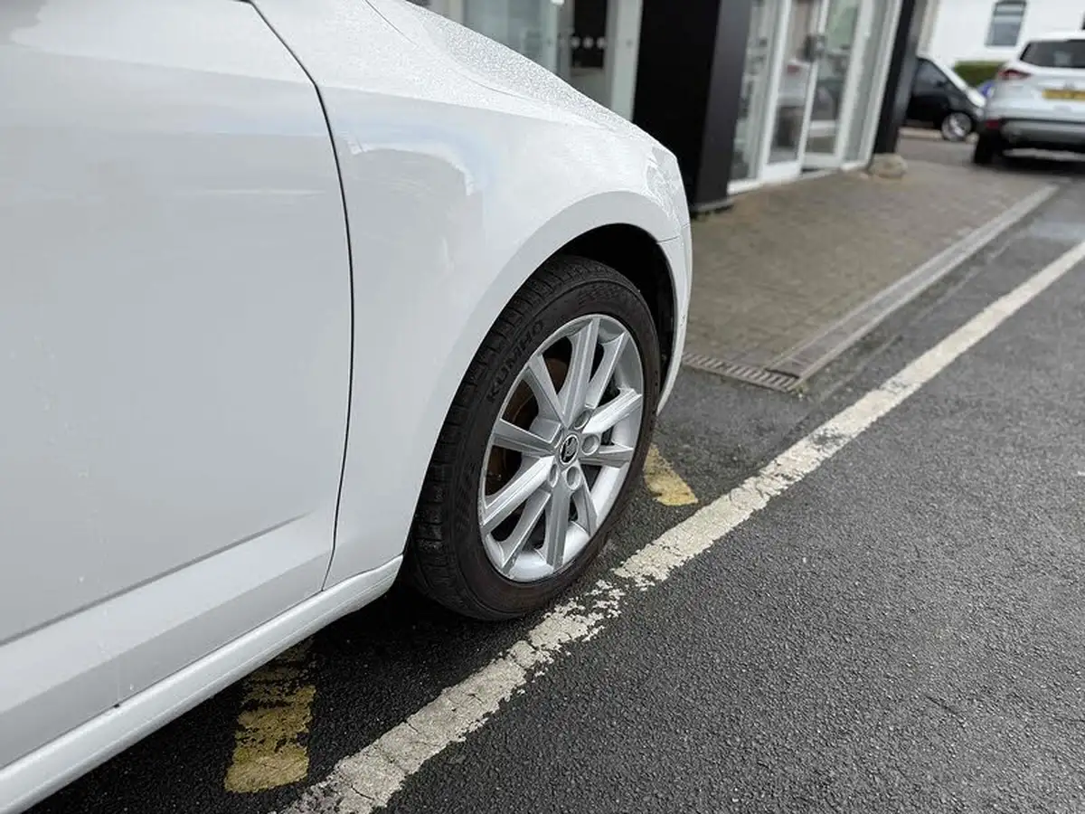 2013-skoda-octavia-20tdi-elegance-hatchback-big-9