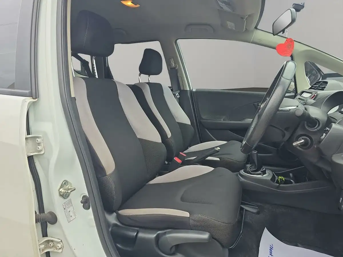 2013-honda-jazz-14-si-big-15
