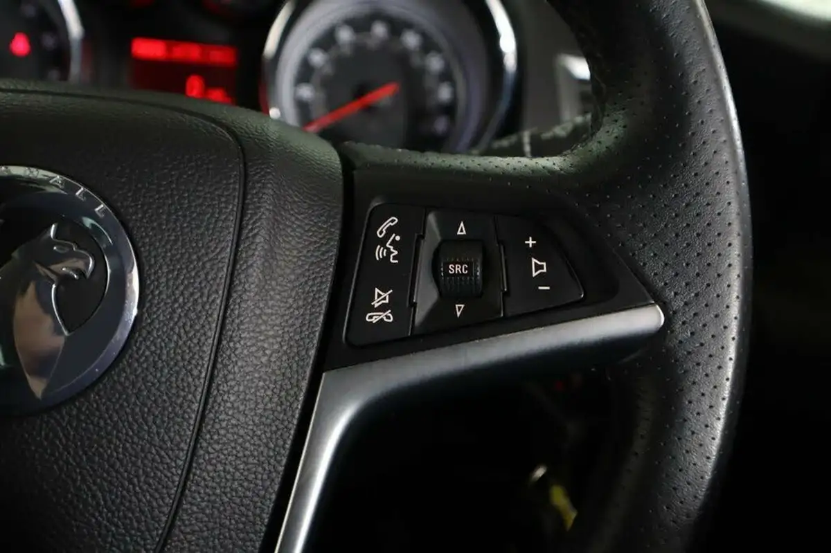 2012-vauxhall-astra-gtc-14-sri-140ps-ss-big-38