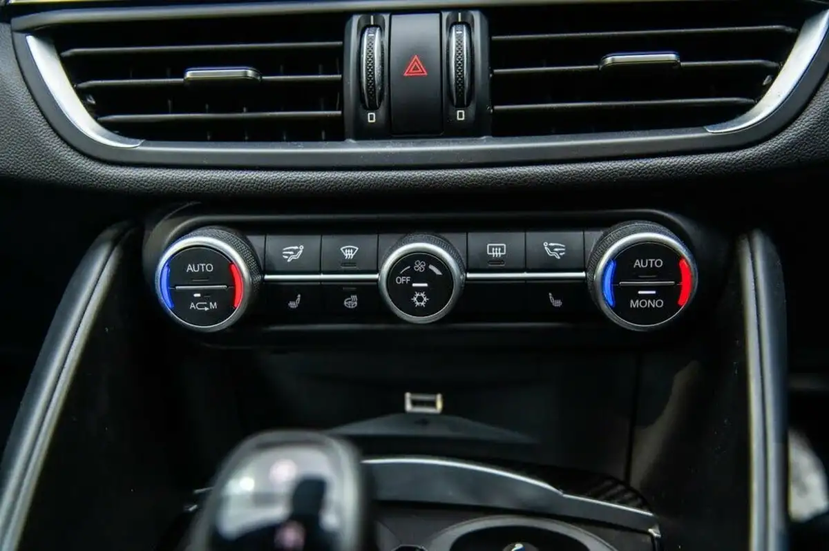 2017-alfa-romeo-giulia-29-biturbo-quadrifoglio-big-38