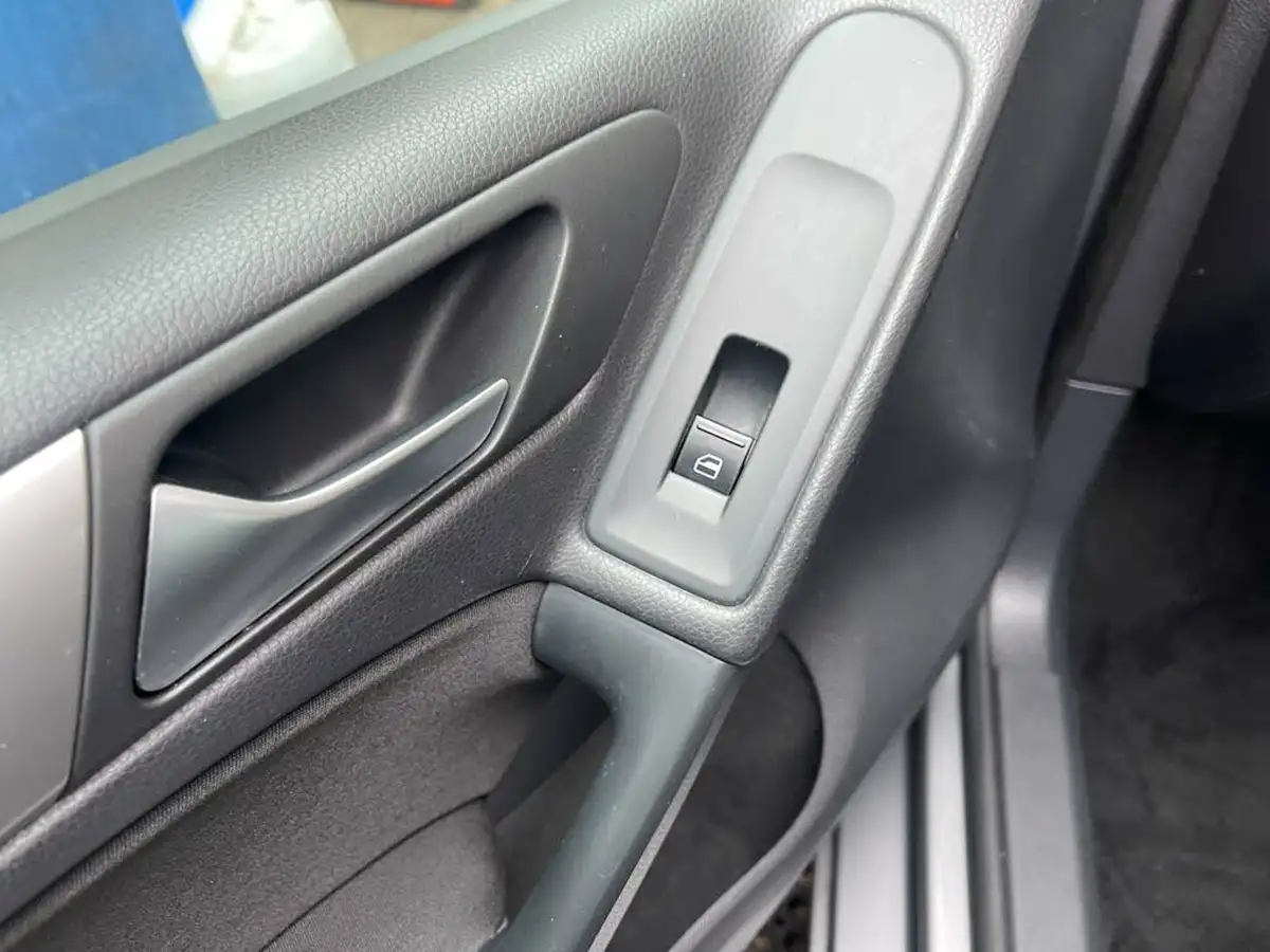 2011-volkswagen-golf-12-tsi-s-3d-big-33
