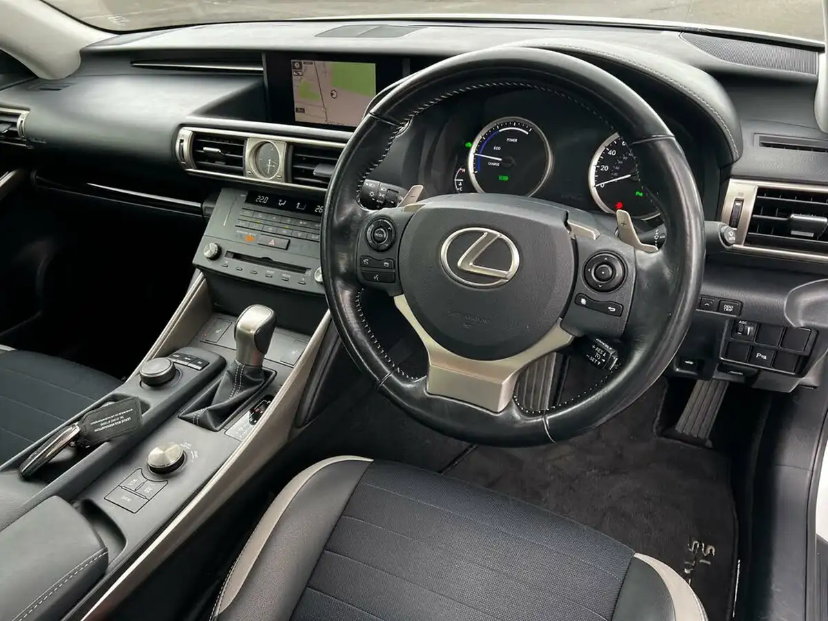 2016-lexus-is-300h-25-sport-big-18