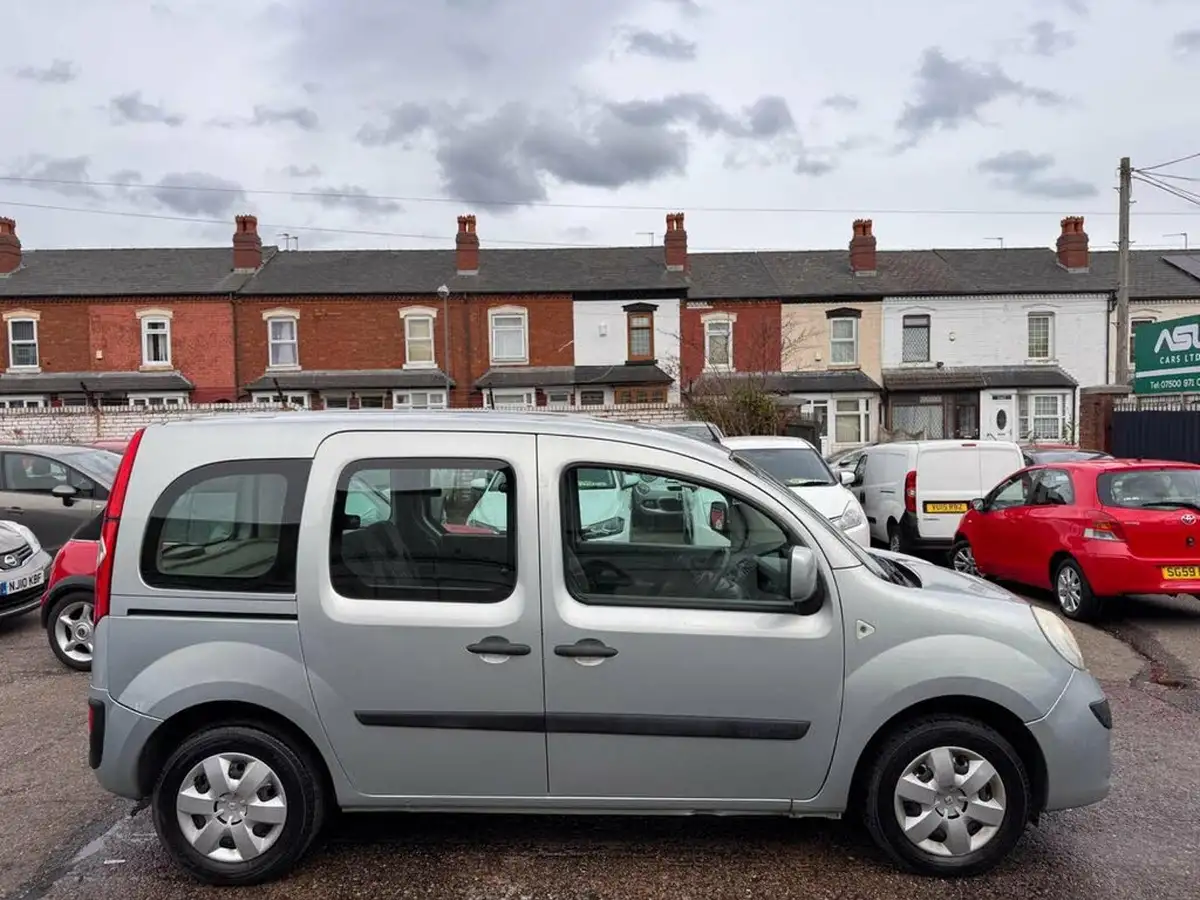 2011-renault-kangoo-16-expression-16v-105bhp-auto-big-1