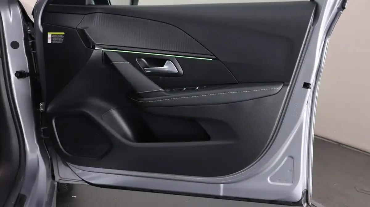 2021-peugeot-208-e-gt-50kwh-big-15