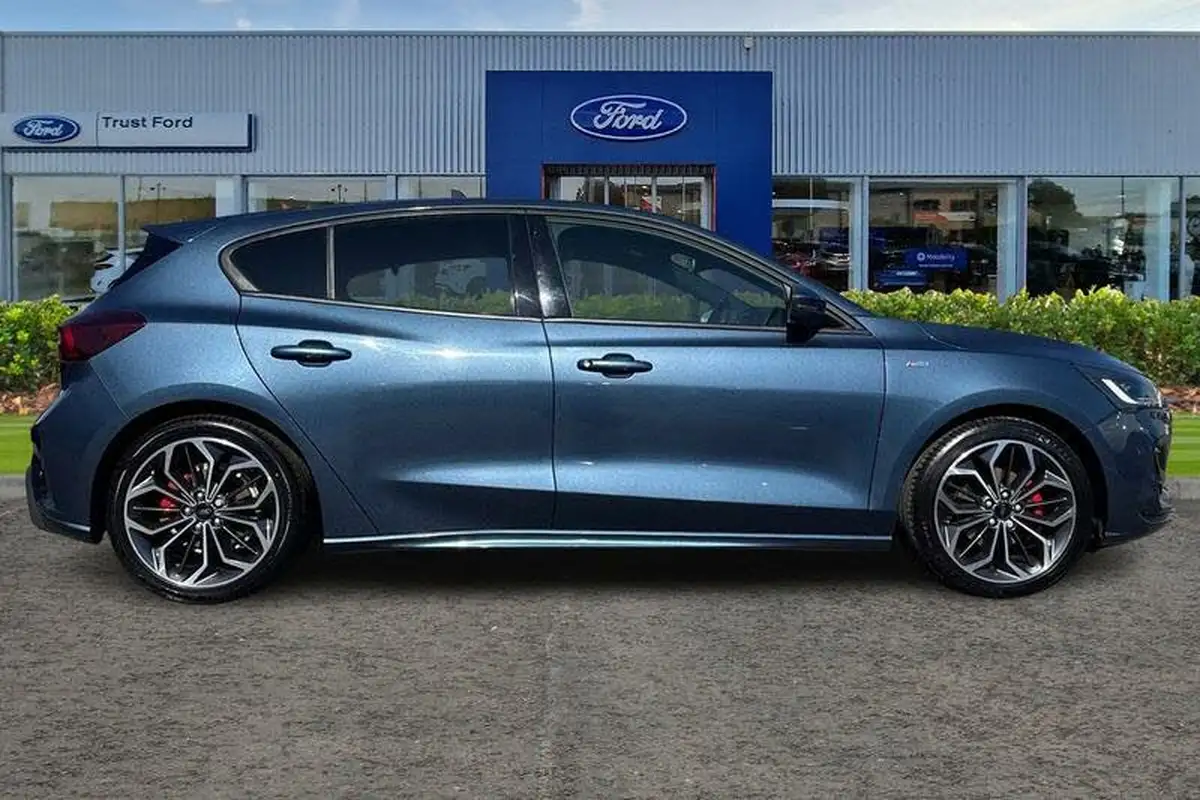 2023-ford-focus-10t-st-line-x-125ps-hatchback-big-2