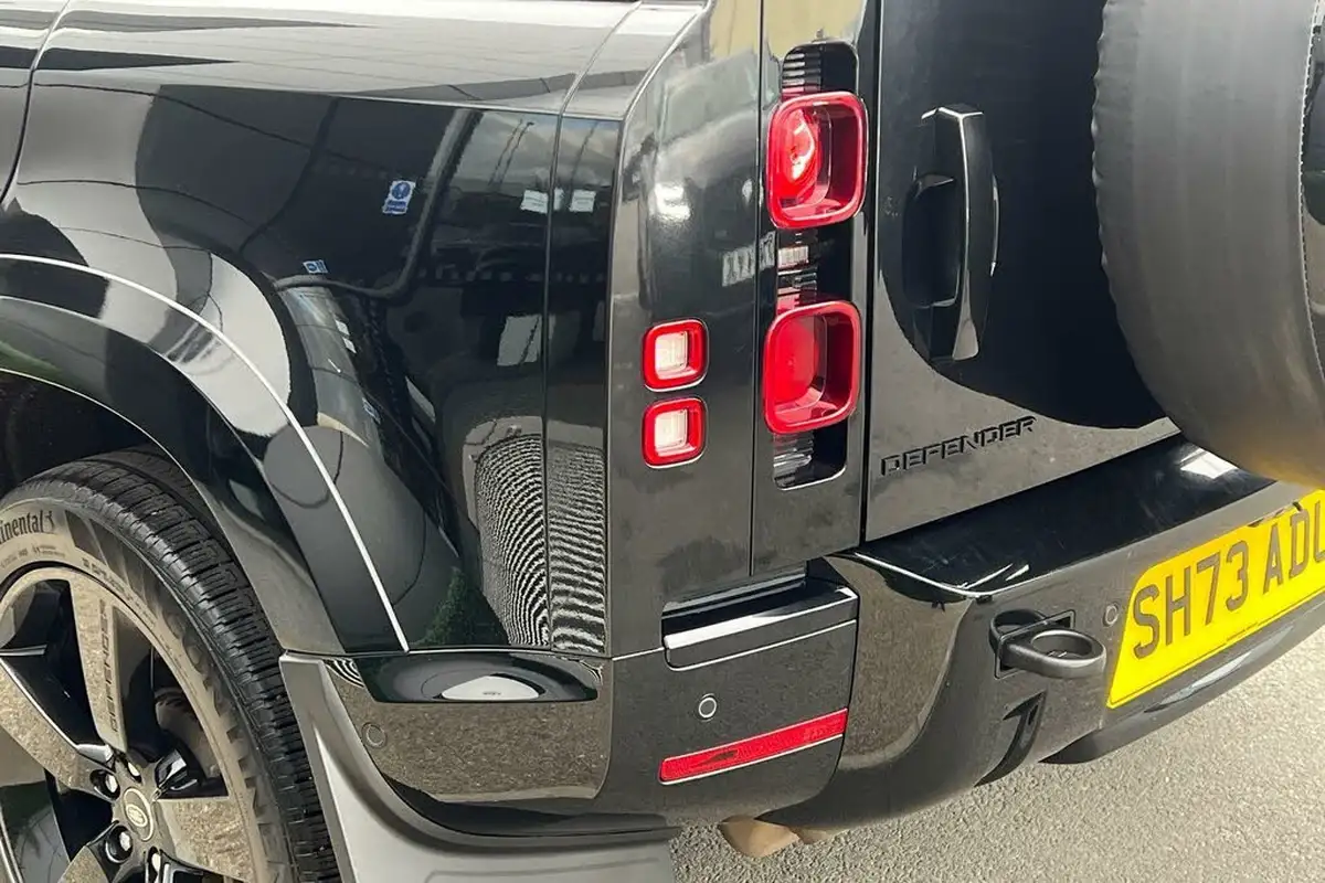2023-land-rover-110-defender-30-d300-x-dynamic-hse-big-30