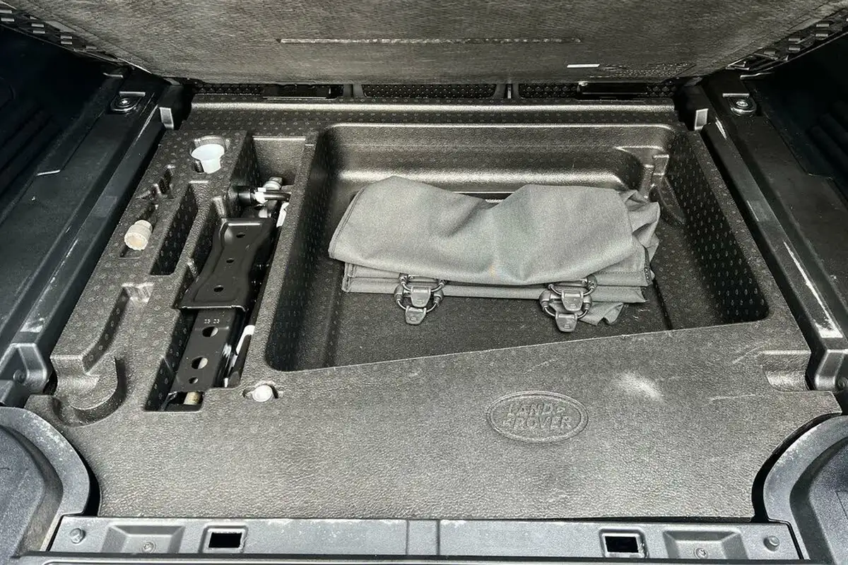 2023-land-rover-110-defender-30-d300-x-dynamic-hse-big-52