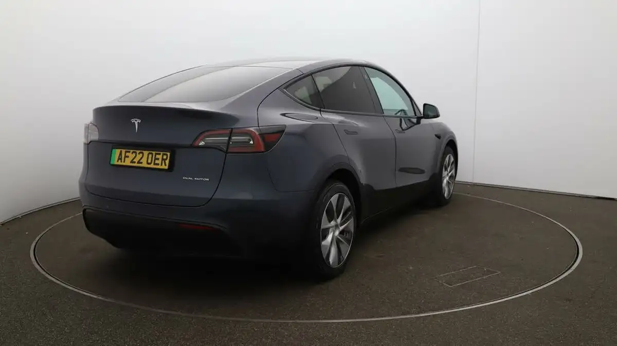 2022-tesla-model-y-e-long-range-big-47