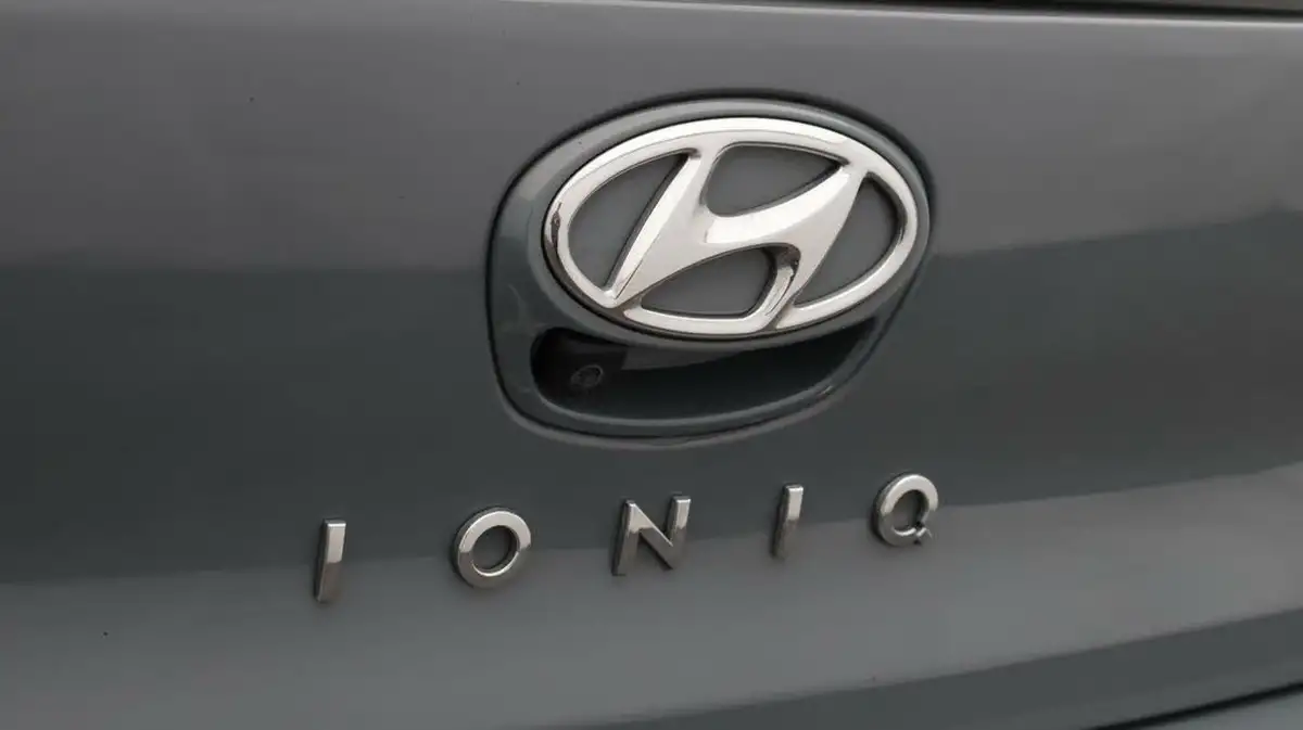 2022-hyundai-ioniq-16-gdi-premium-se-hybrid-big-21