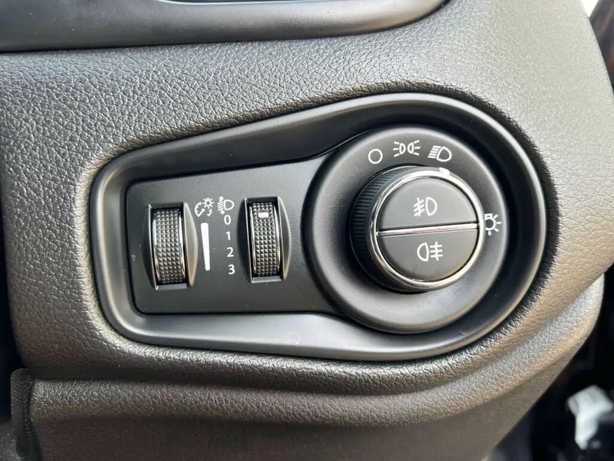 2020-jeep-renegade-13-gse-night-eagle-ii-big-32