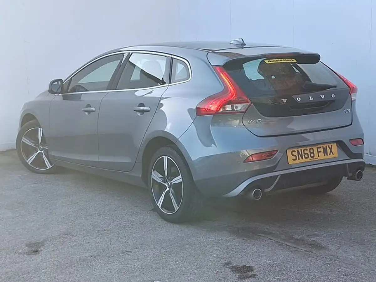 2018-volvo-v40-20-t2-r-design-big-1