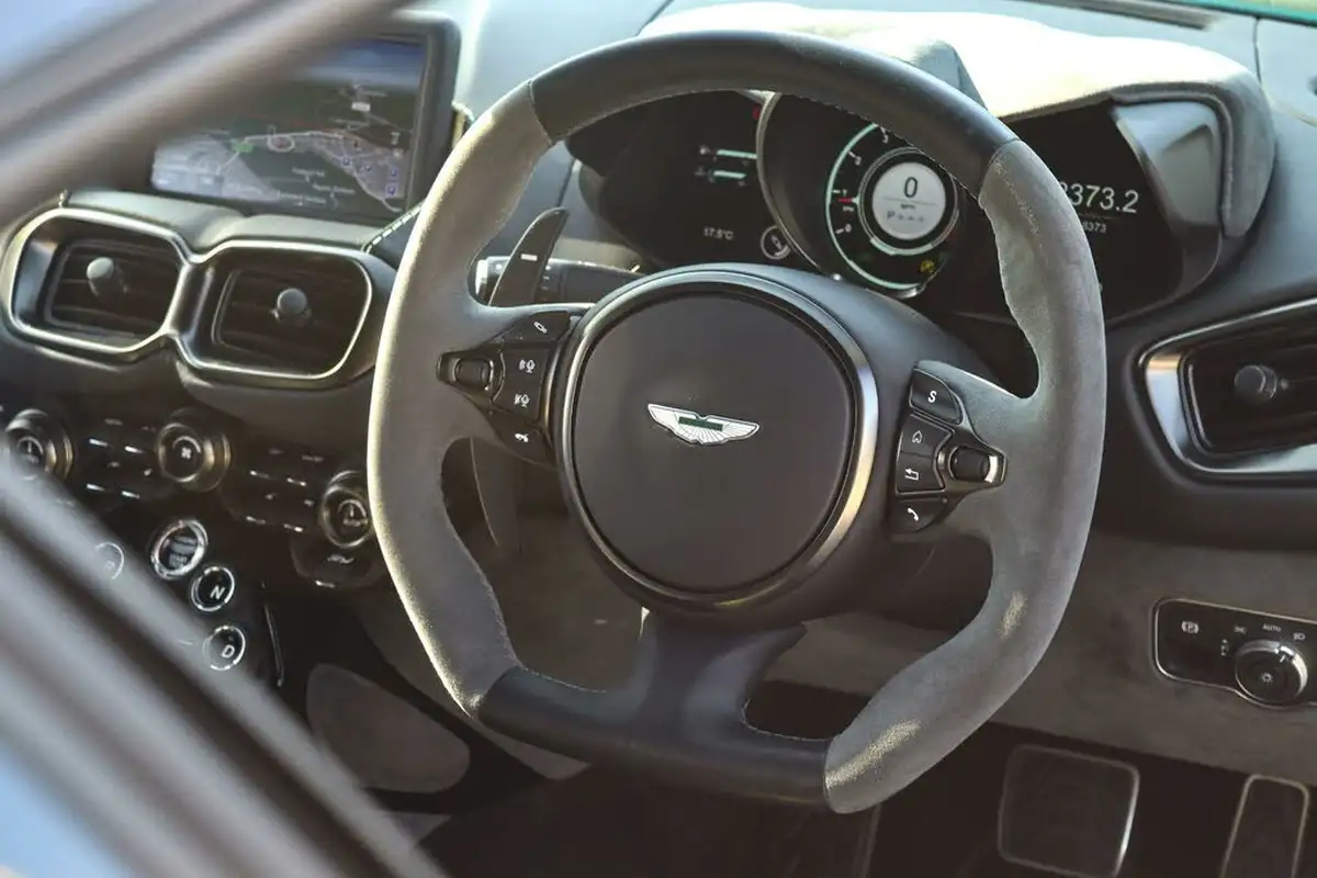 2022-aston-martin-vantage-big-27
