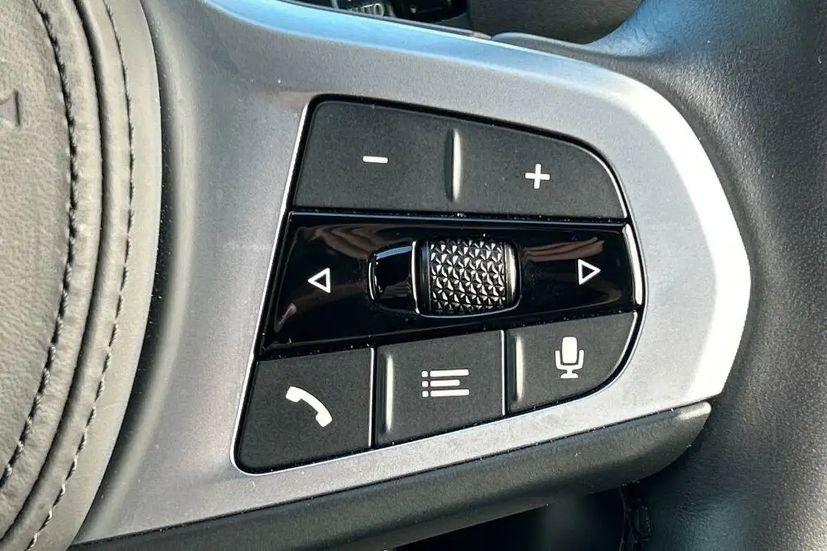 2023-bmw-i4-e-edrive40-m-sport-big-42