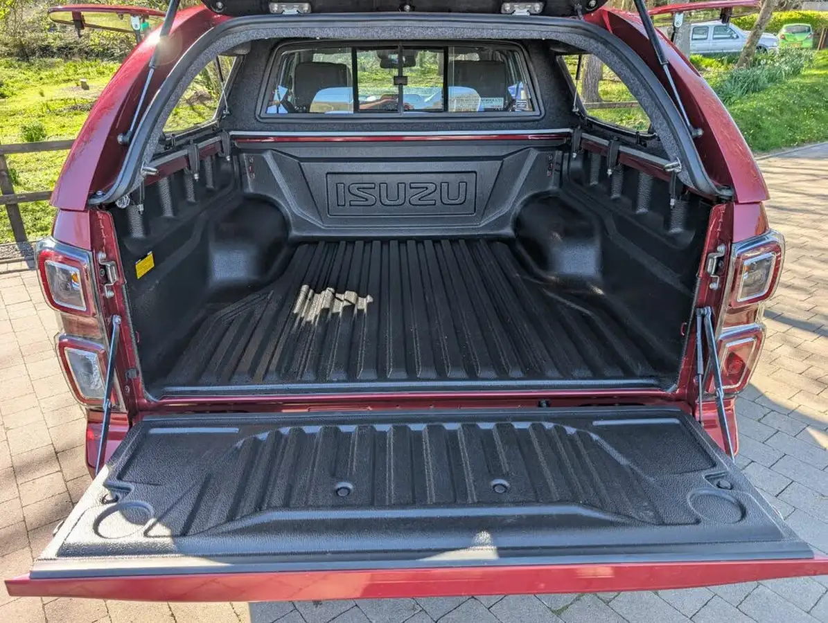 2023-isuzu-d-max-19td-v-cross-steel-edition-auto-big-8