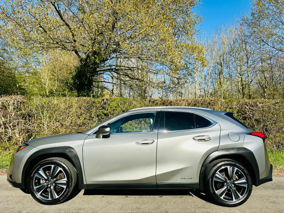 2021-lexus-ux-250h-20-takumi-big-42