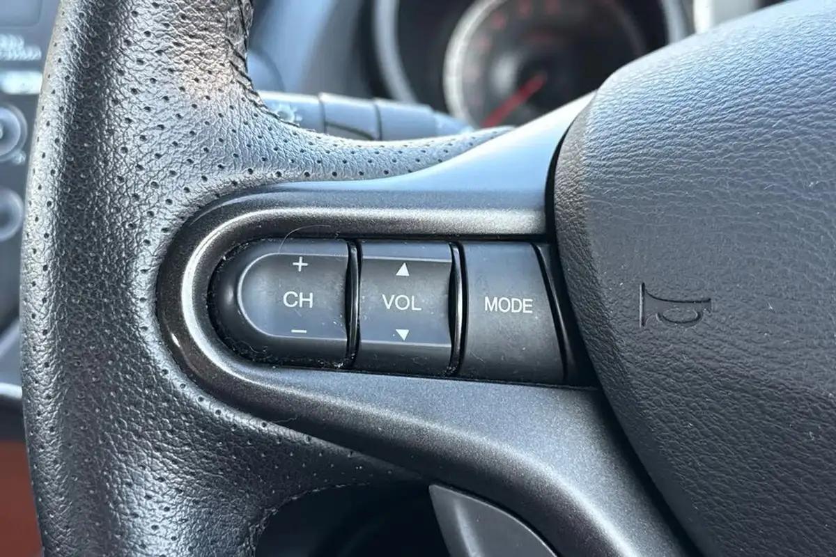 2015-honda-jazz-14-es-plus-big-32