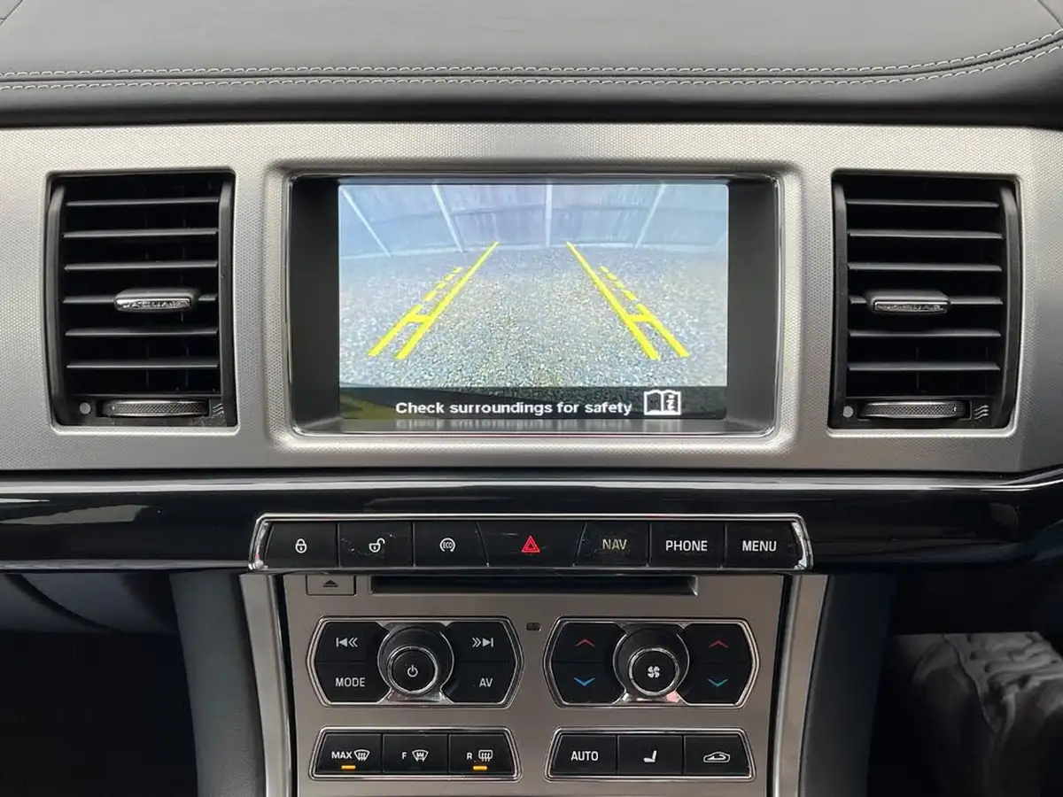2014-jaguar-xf-30td-s-portfolio-v6-sportbrake-5d-big-18