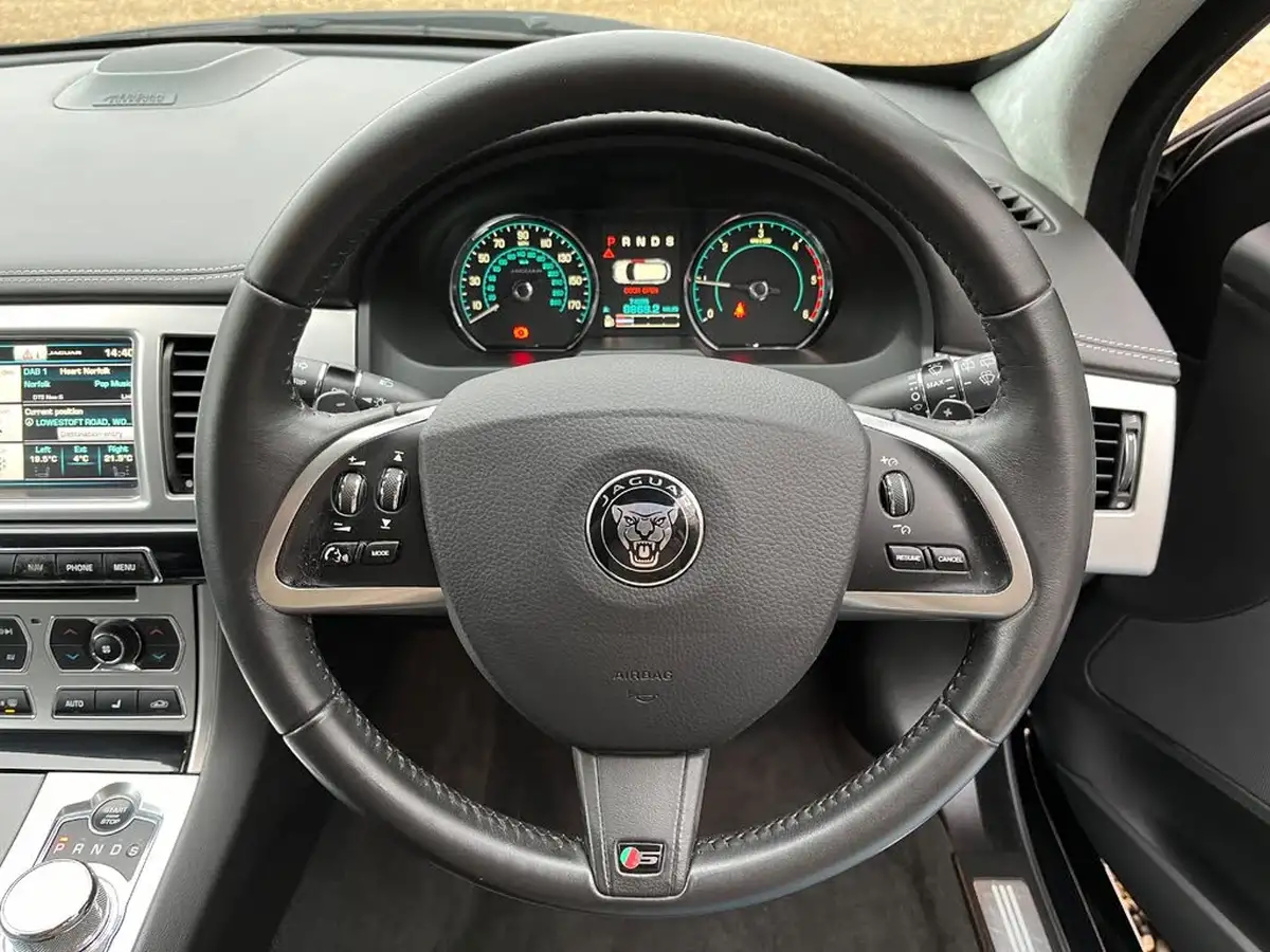 2014-jaguar-xf-30td-s-portfolio-v6-sportbrake-5d-big-22