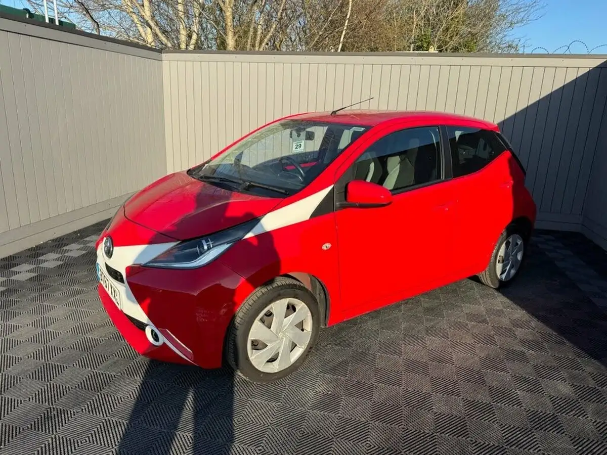 2017-toyota-aygo-10-vvt-i-x-play-71bhp-5d-x-shift-big-2