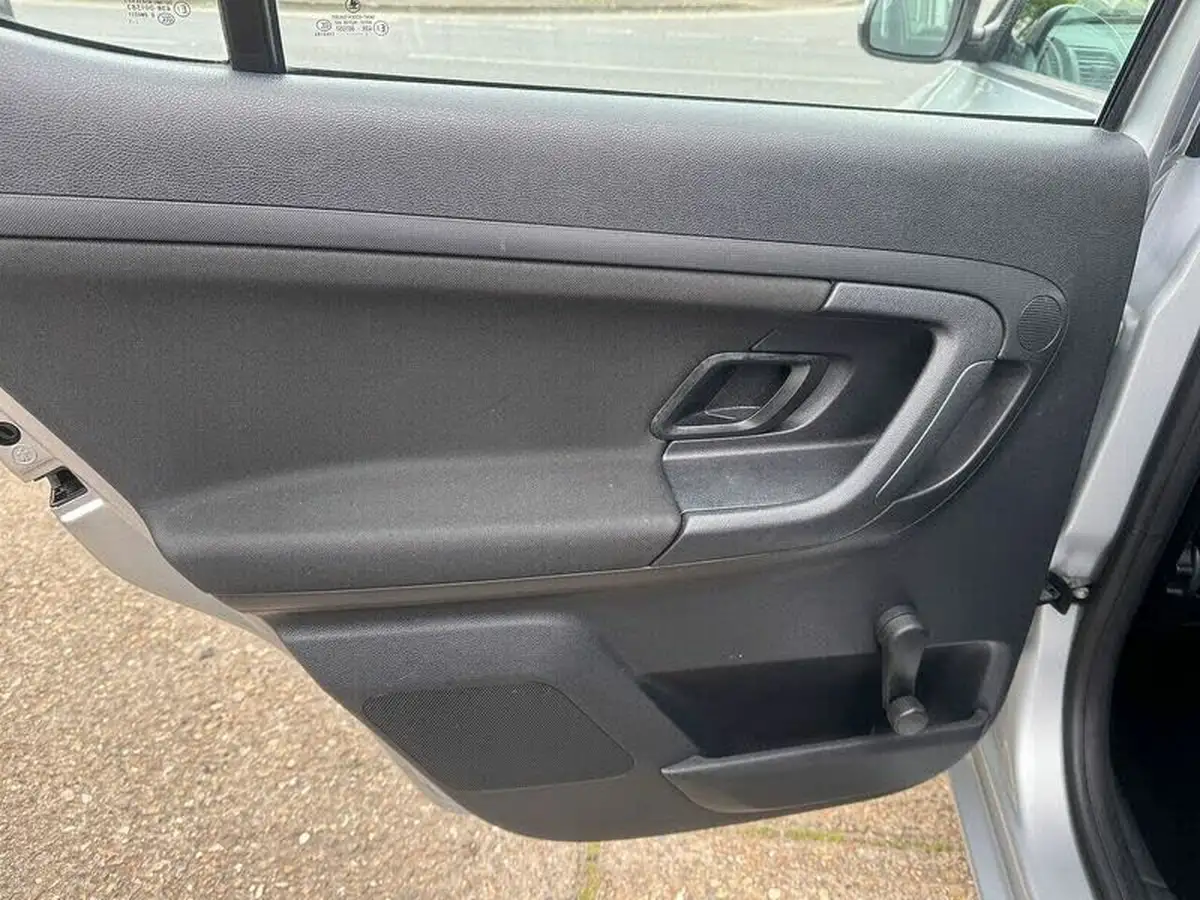 2011-skoda-fabia-12-elegance-12v-70bhp-hatchback-1198cc-big-27