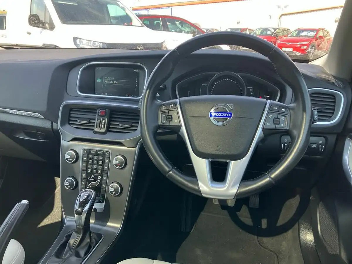 2014-volvo-v40-20td-d3-cross-country-se-nav-geartronic-big-14