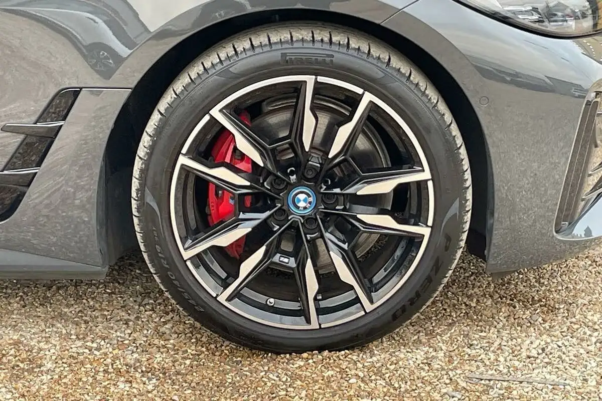 2022-bmw-i4-e-m50-big-12