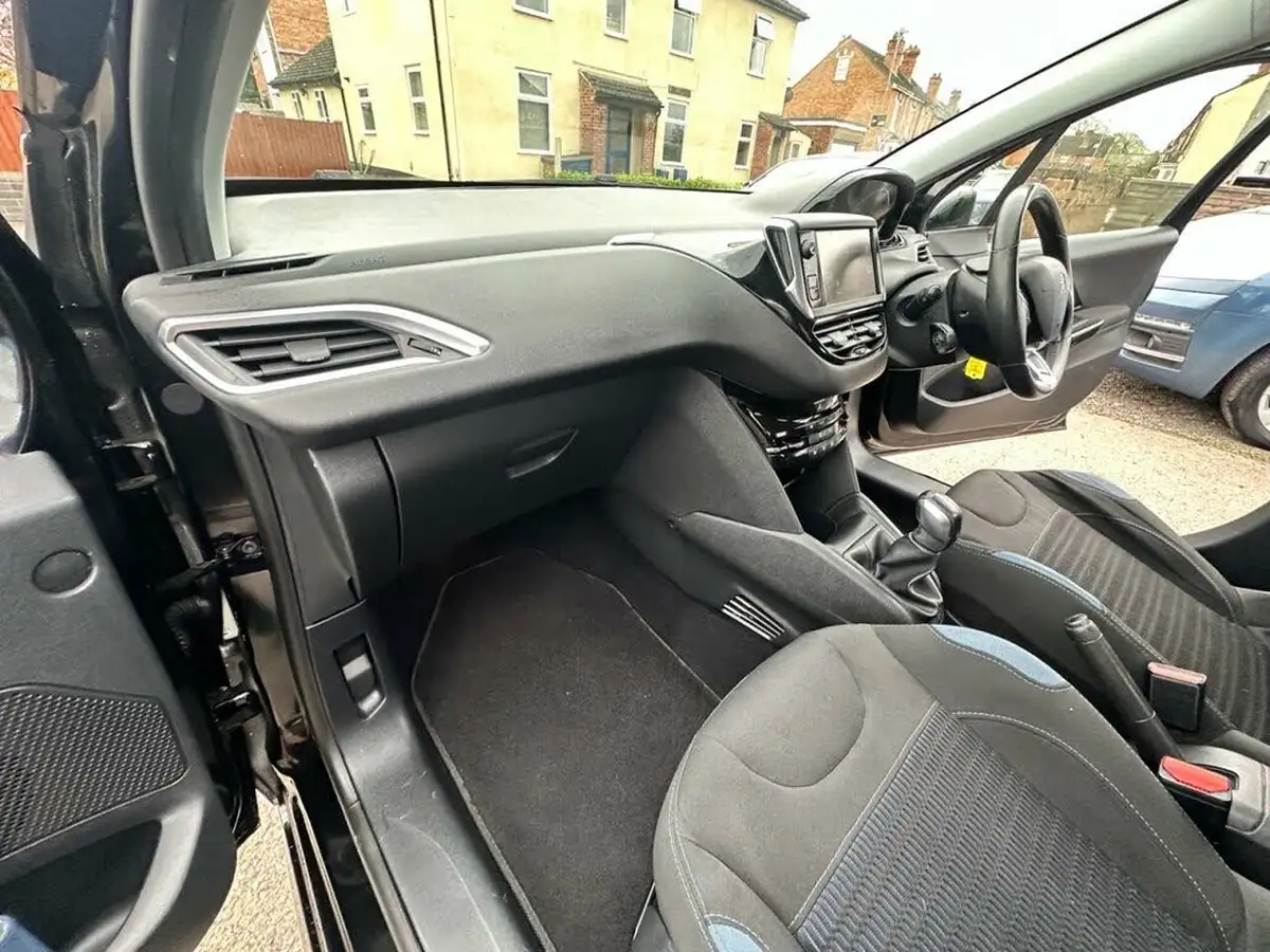 2014-peugeot-208-16td-allure-5d-big-13