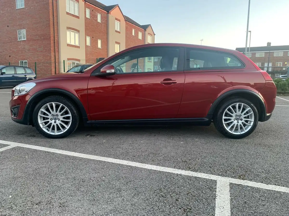 2010-volvo-c30-20-se-lux-coupe-2d-big-4