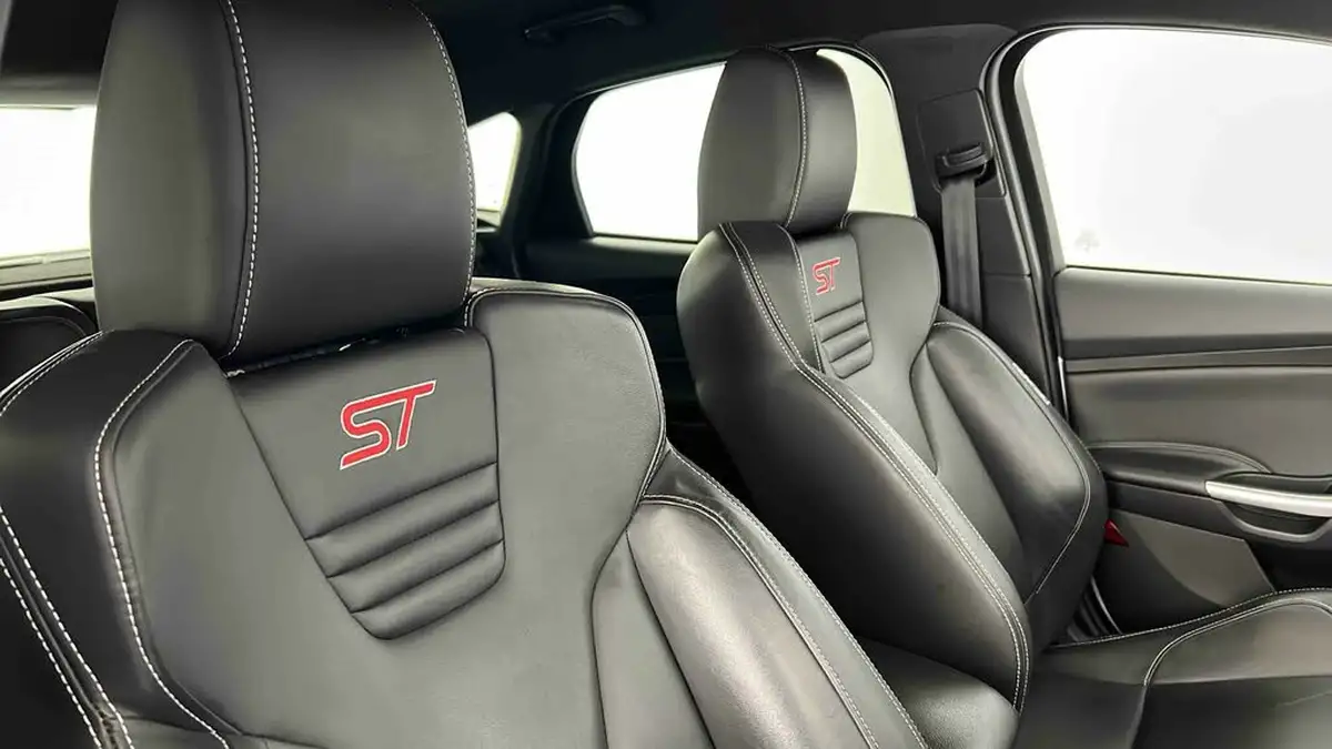 2015-ford-focus-20t-st3-hatchback-big-33